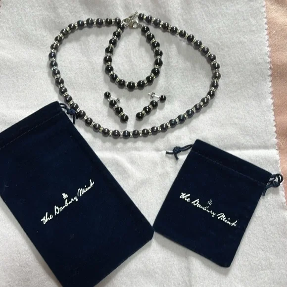 Danbury Mint Black Pearl Necklace Classic Elegance - Picture 7 of 7